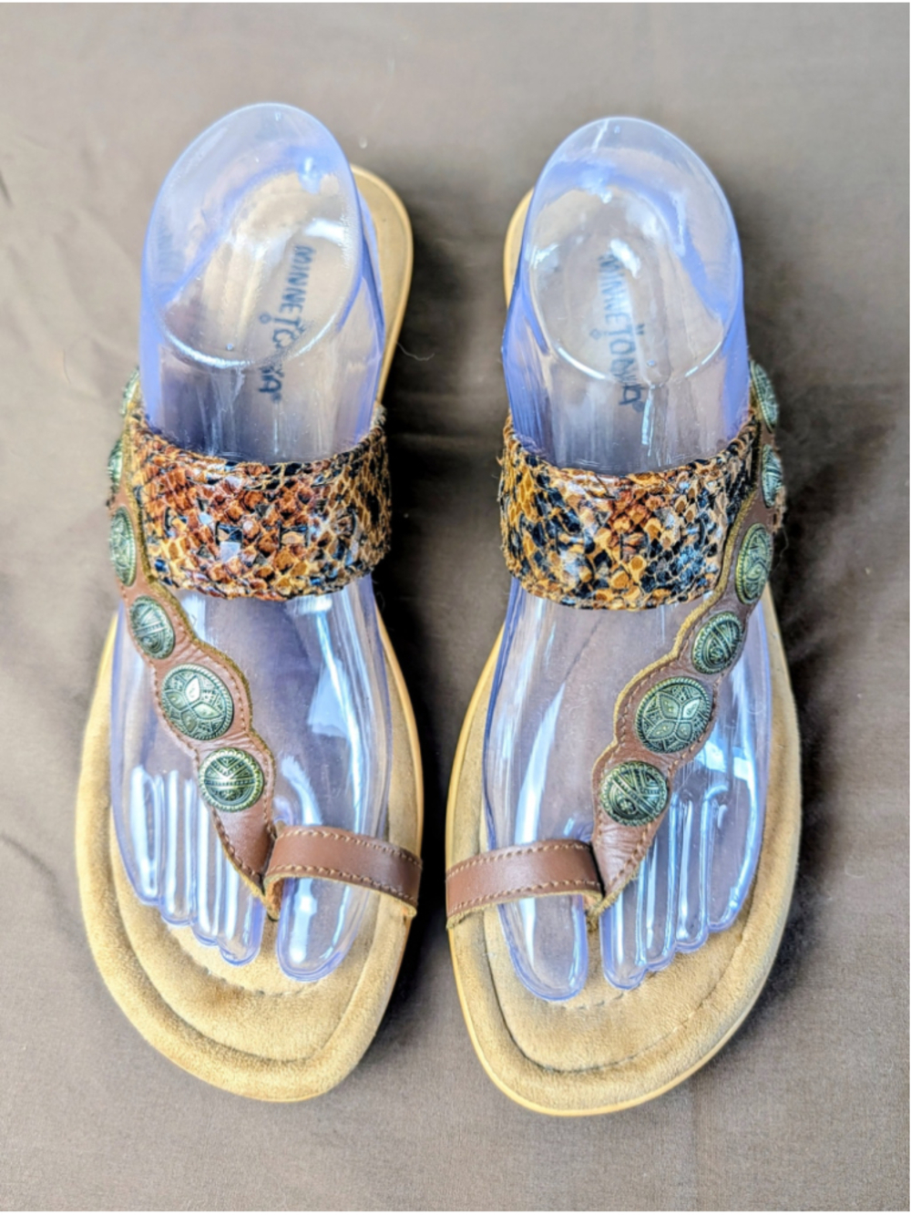 Minnetonka Womens Snake Print Thong Wedge Sandals Boho Concho Medallion Brown 10